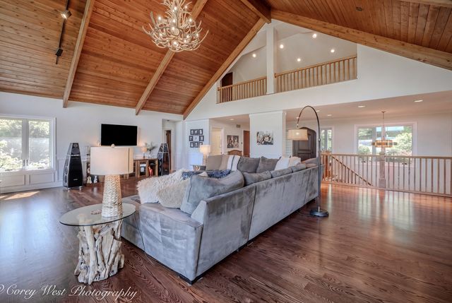 39W944 Deer Run Drive, St. Charles, IL 60175