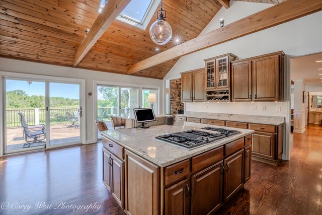 39W944 Deer Run Drive, St. Charles, IL 60175