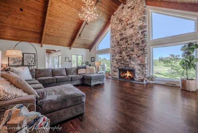39W944 Deer Run Drive, St. Charles, IL 60175