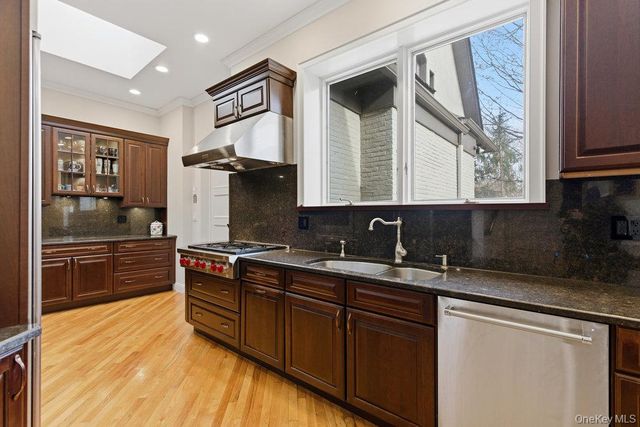 5 Cedar Lane, Glen Cove, NY 11542