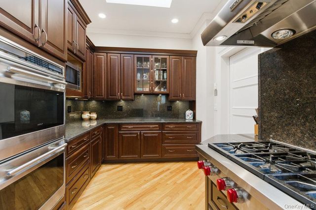 5 Cedar Lane, Glen Cove, NY 11542