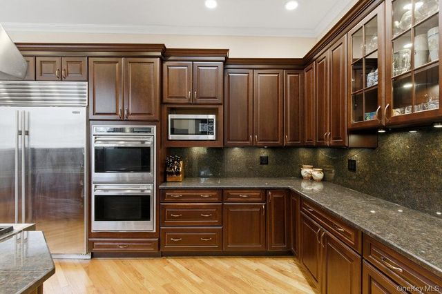 5 Cedar Lane, Glen Cove, NY 11542