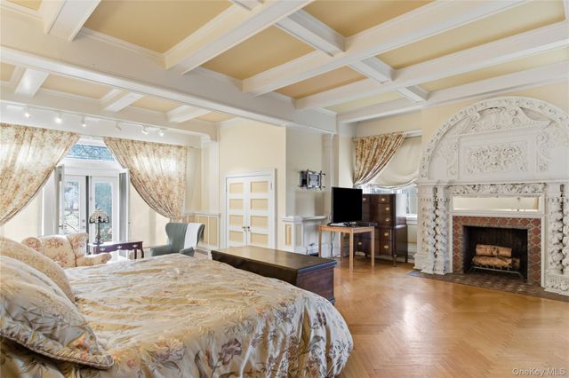 5 Cedar Lane, Glen Cove, NY 11542