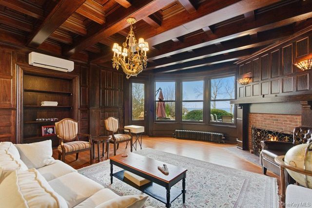 5 Cedar Lane, Glen Cove, NY 11542