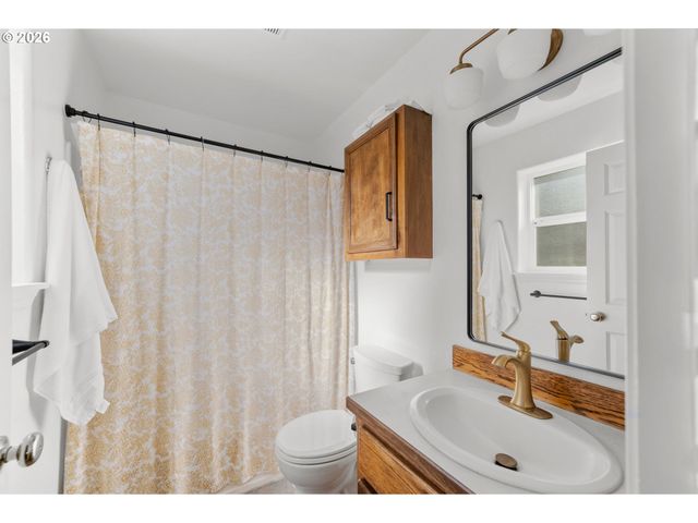 1204 E SECOND Ave, Sutherlin, OR 97479