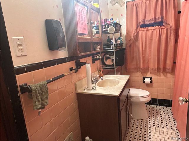 18415 Edinborough Road, Detroit, MI 48219