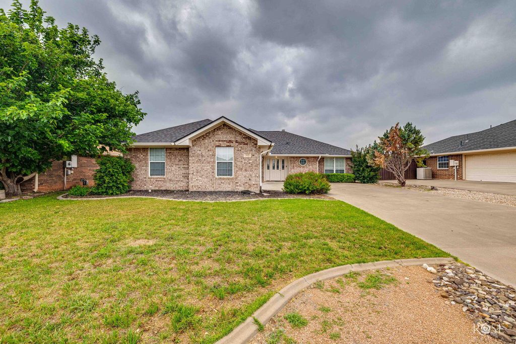 Image 3 of property listing at 5921 Stratford Avenue, San Angelo, TX 76901