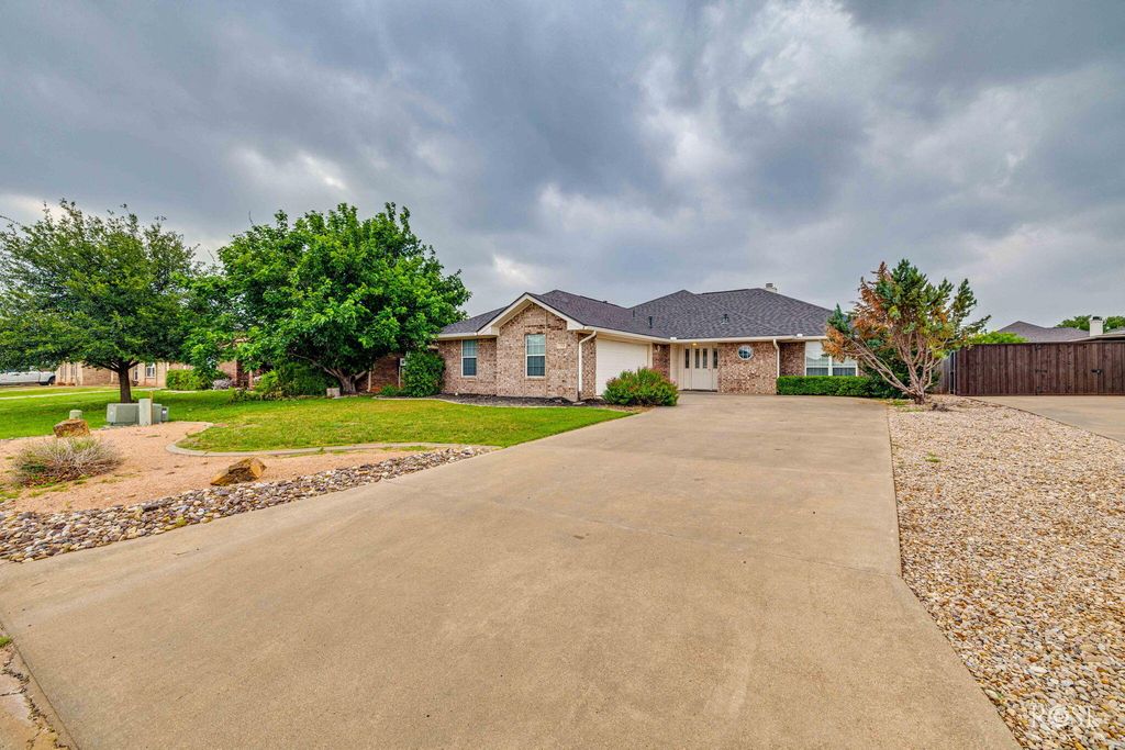 Image 4 of property listing at 5921 Stratford Avenue, San Angelo, TX 76901