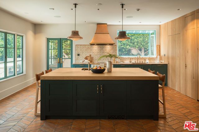 3842 Carnavon Way, Los Angeles, CA 90027