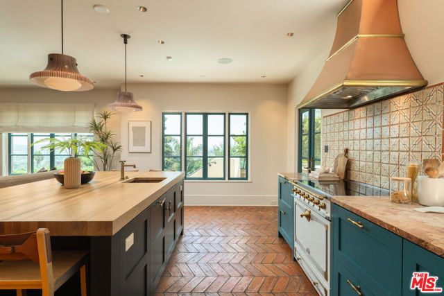 3842 Carnavon Way, Los Angeles, CA 90027