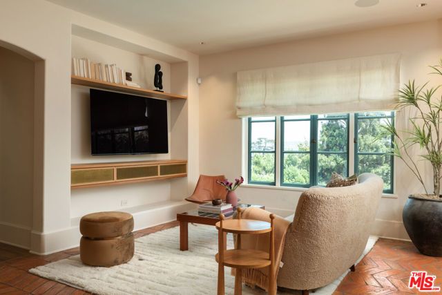 3842 Carnavon Way, Los Angeles, CA 90027