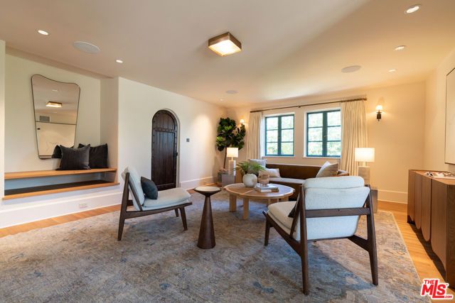 3842 Carnavon Way, Los Angeles, CA 90027