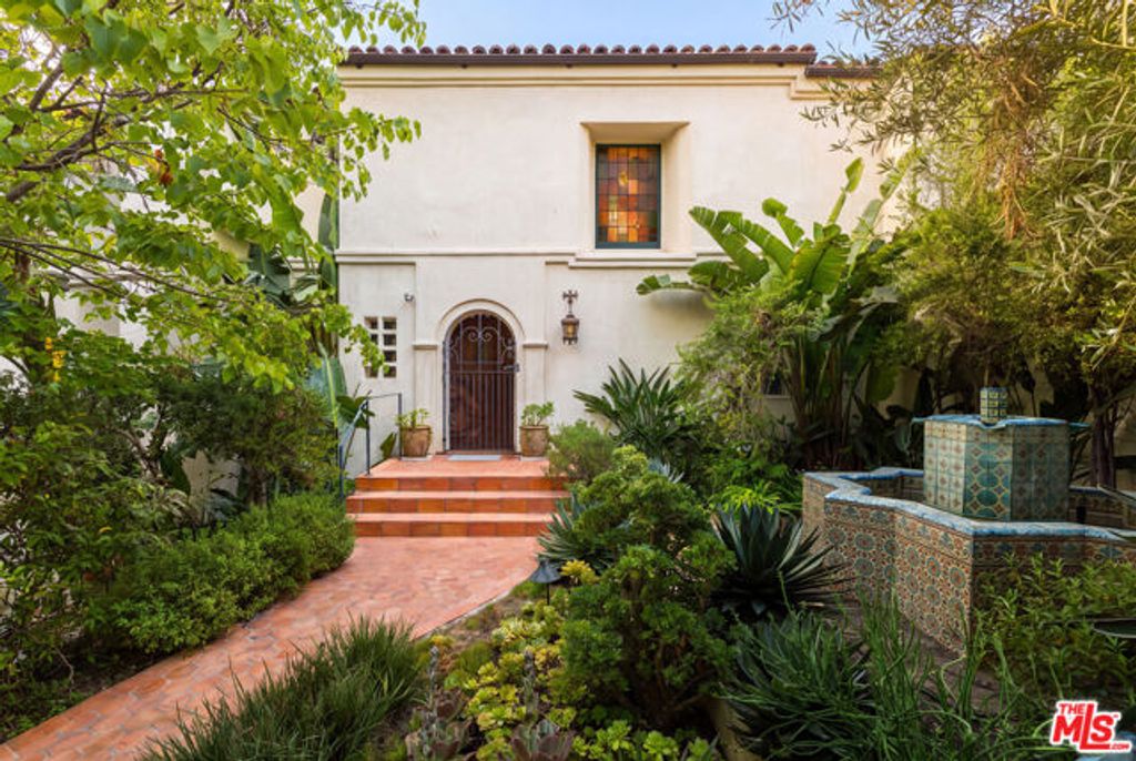 3842 Carnavon Way, Los Angeles, CA 90027