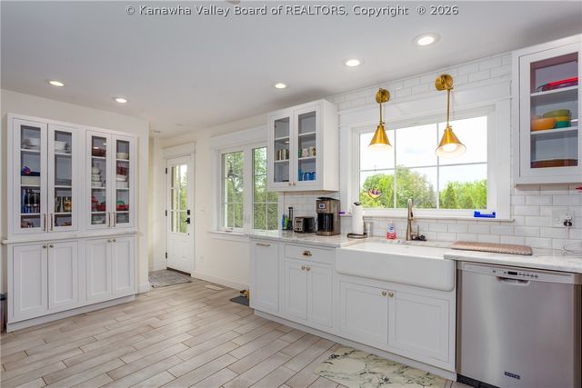 286 Sunnybrook Drive, Hurricane, WV 25526