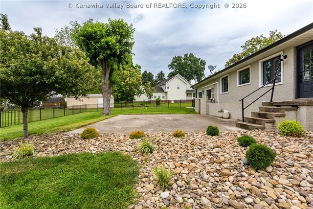 286 Sunnybrook Drive, Hurricane, WV 25526