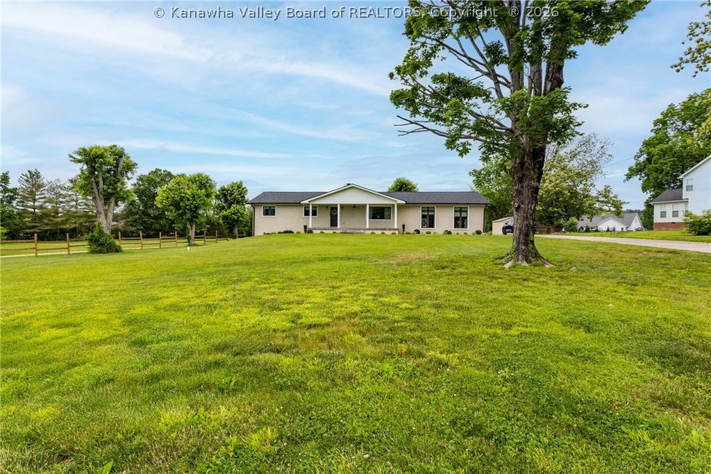286 Sunnybrook Drive, Hurricane, WV 25526