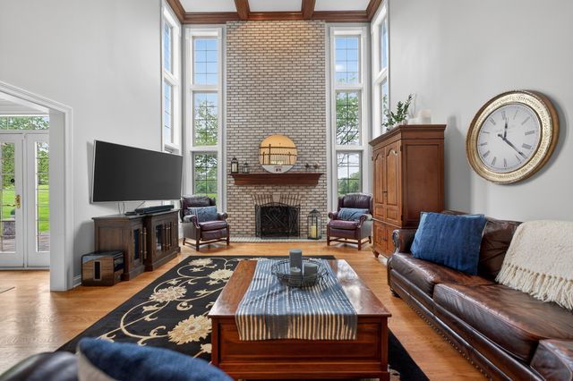 38W535 Golfview Court, St. Charles, IL 60175