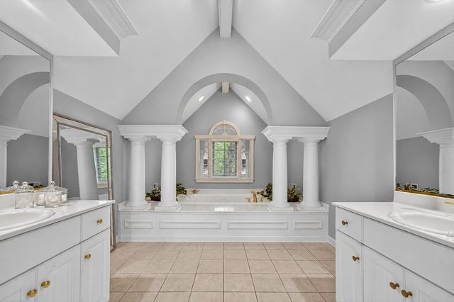 38W535 Golfview Court, St. Charles, IL 60175
