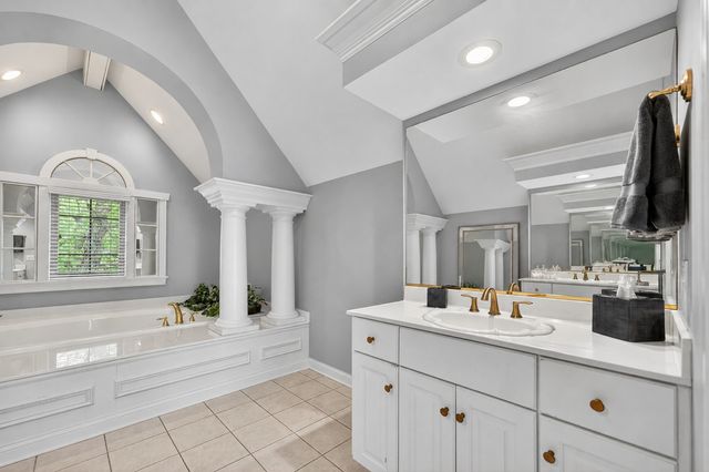 38W535 Golfview Court, St. Charles, IL 60175