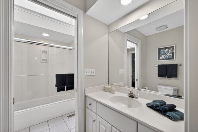 38W535 Golfview Court, St. Charles, IL 60175