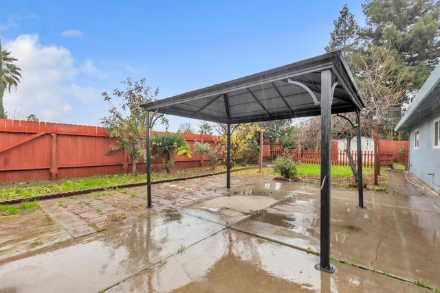 718 Castle Oaks Dr, Stockton, CA 95210