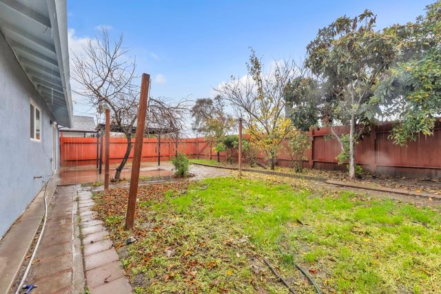 718 Castle Oaks Dr, Stockton, CA 95210