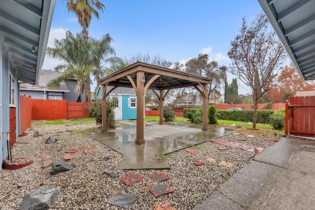 718 Castle Oaks Dr, Stockton, CA 95210