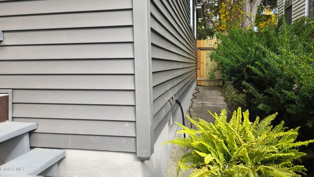 8 Sheldon Street, Schenectady, NY 12308