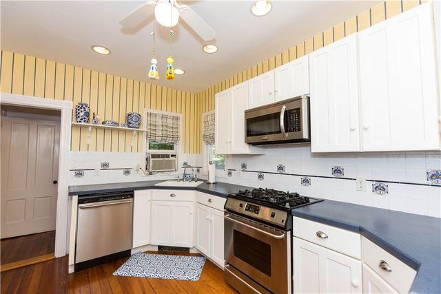 18 Lucas Avenue, Newport, RI 02840