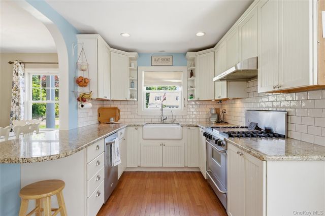 28 Hemlock Lane, Bay Shore, NY 11706