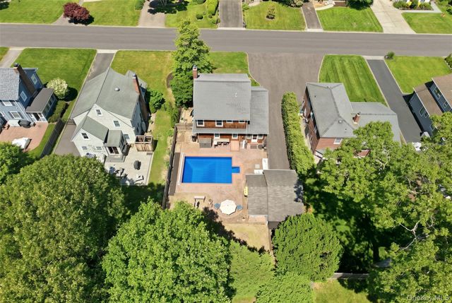 28 Hemlock Lane, Bay Shore, NY 11706