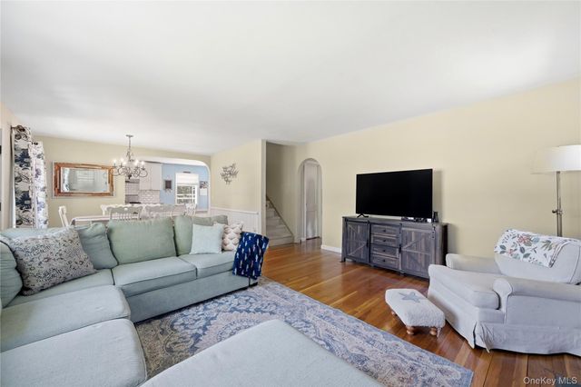 28 Hemlock Lane, Bay Shore, NY 11706