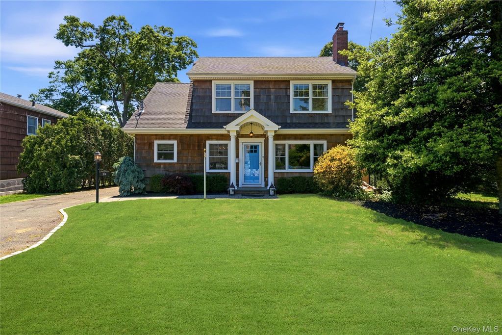 28 Hemlock Lane, Bay Shore, NY 11706