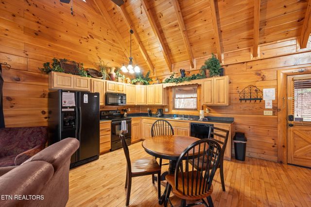 1924 Cougar Crossing Way, Sevierville, TN 37862