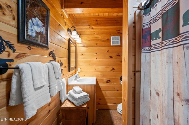 1924 Cougar Crossing Way, Sevierville, TN 37862