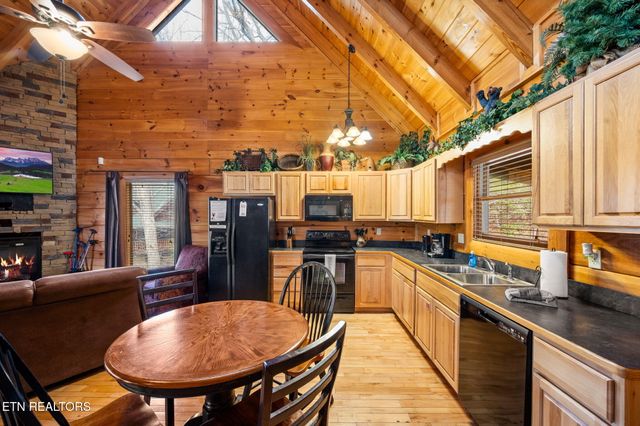 1924 Cougar Crossing Way, Sevierville, TN 37862