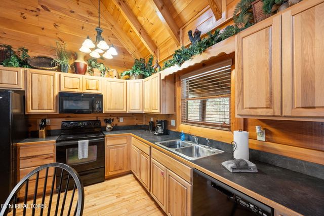 1924 Cougar Crossing Way, Sevierville, TN 37862