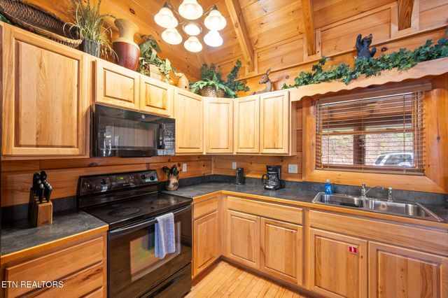1924 Cougar Crossing Way, Sevierville, TN 37862