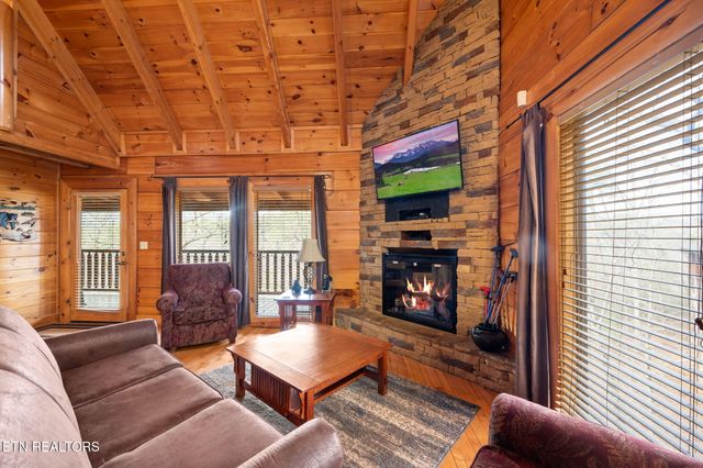 1924 Cougar Crossing Way, Sevierville, TN 37862