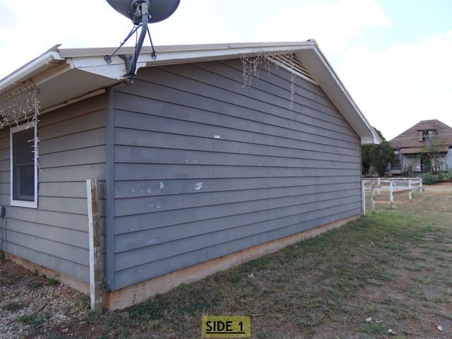 1208 Walnut Street, Sweetwater, TX 79556