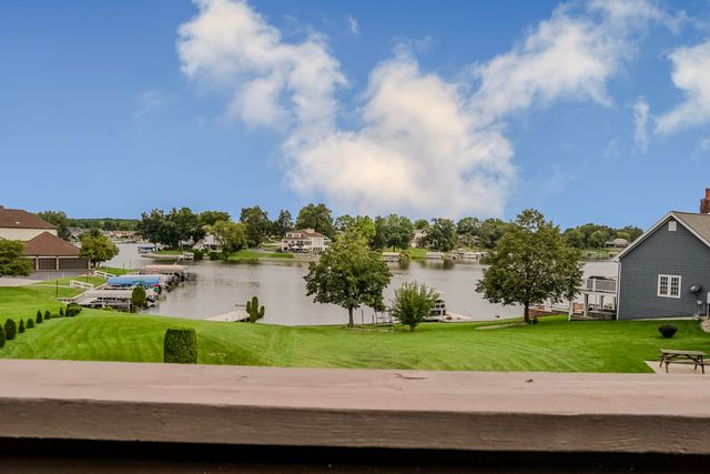 5065 Spinnaker Lane E, Crown Point, IN 46307