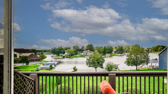 5065 Spinnaker Lane E, Crown Point, IN 46307