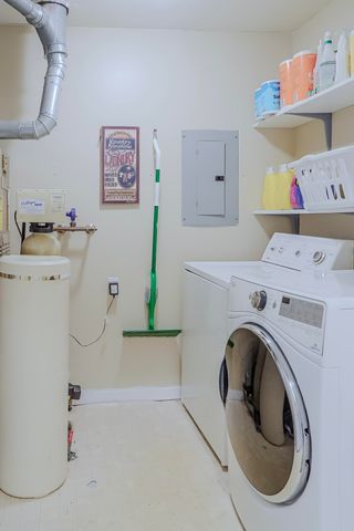 5065 Spinnaker Lane E, Crown Point, IN 46307