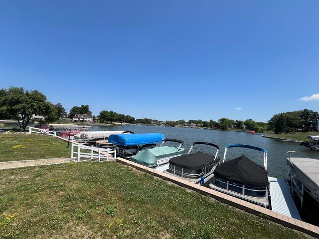 5065 Spinnaker Lane E, Crown Point, IN 46307