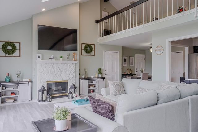 5065 Spinnaker Lane E, Crown Point, IN 46307