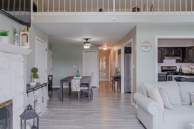 5065 Spinnaker Lane E, Crown Point, IN 46307