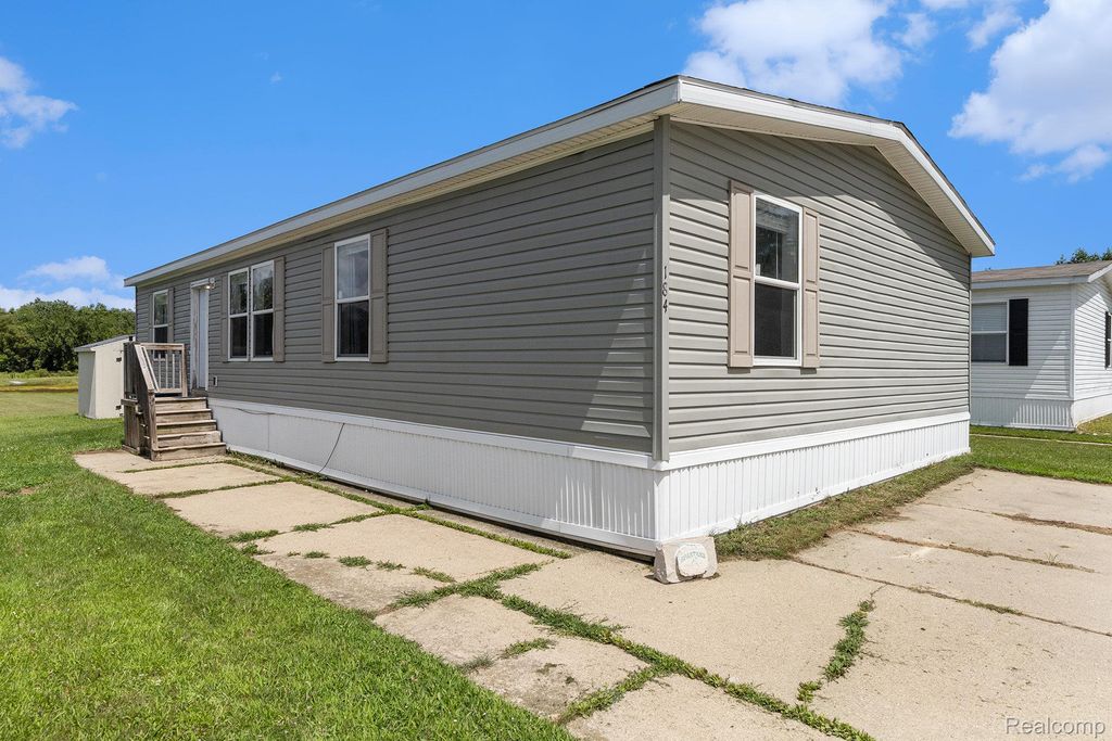 184 Pheasant Ct, Grand Blanc, MI 48439