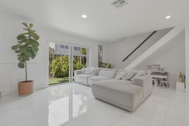 10805 NW 3rd Ct, Pembroke Pines, FL 33026