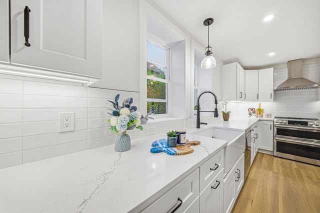 52 Rangeley Rd 52, Newton, MA 02465