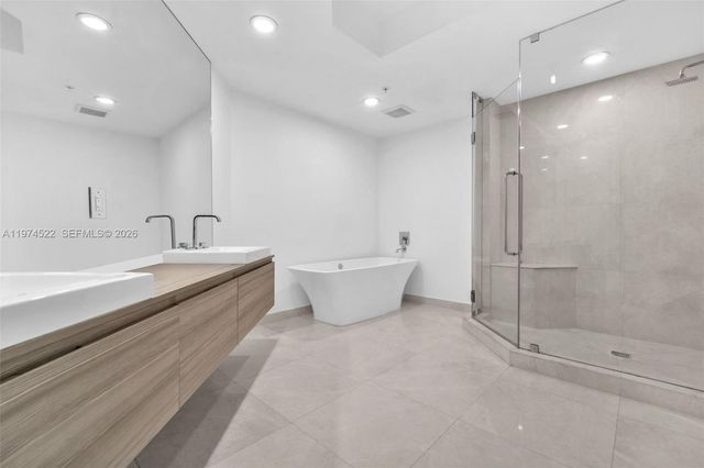 17111 Biscayne Blvd 411, North Miami Beach, FL 33160